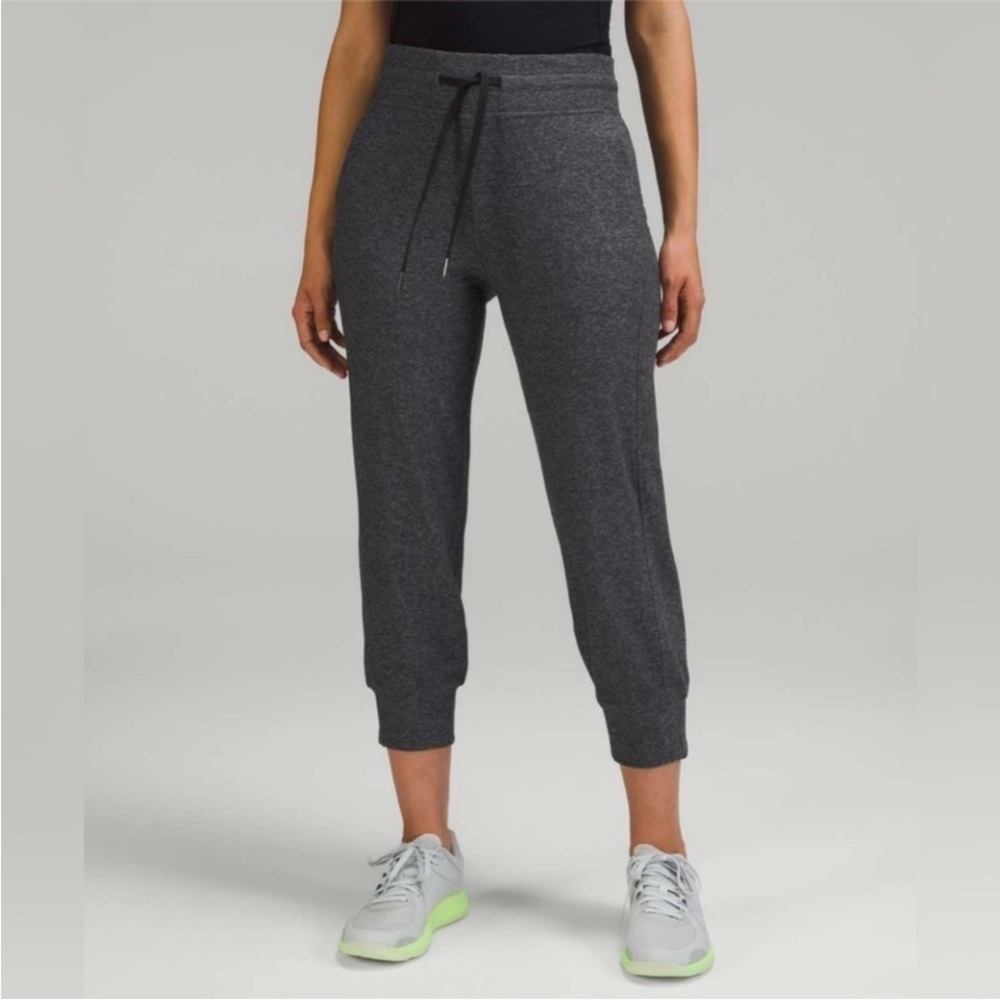 Lululemon cropped jogger